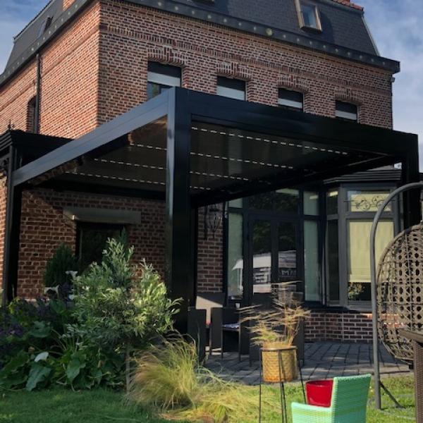 Pergola bioclimatique OPEN avec lames inclinables et  3 rampes de LED intégrées 